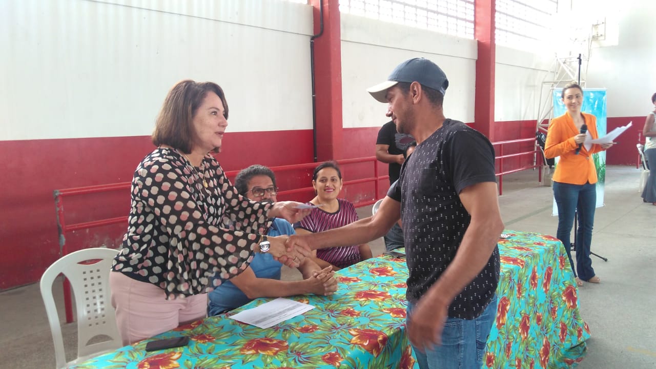 Catadores de laranja de 14 municípios receberam cartões e senhas do programa Mão Amiga