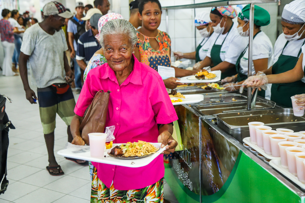 DIA DAS MÃES | Restaurante Popular Padre Pedro realiza almoço especial musical