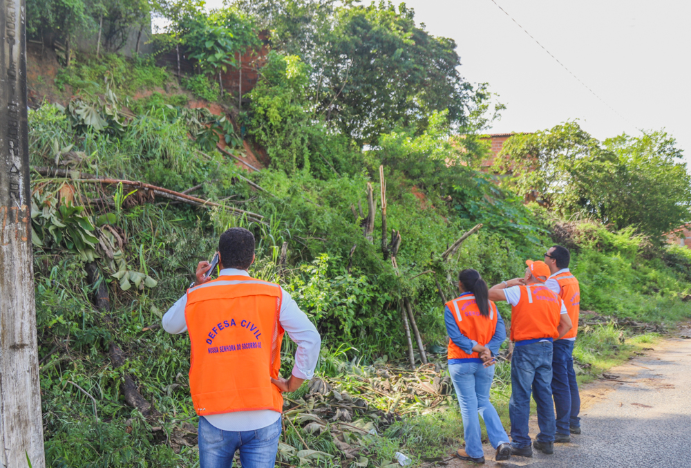 Defesa Civil Estadual atua na contenção de encosta que deslizou em Socorro