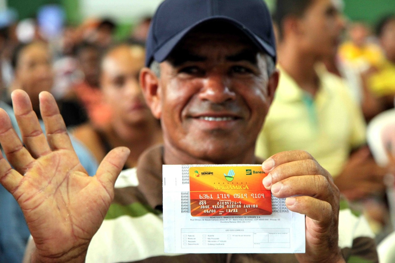 Governo inicia entrega de cartões e senhas do Programa Mão Amiga nesta segunda