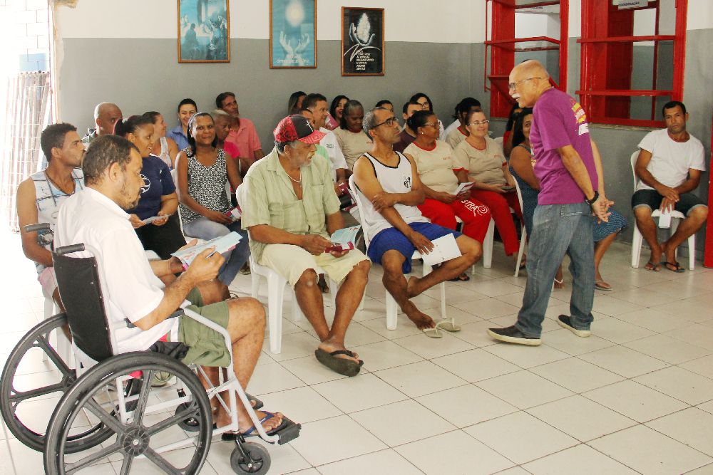 Acolhidos da Casa de Passagem Estadual assistem palestra sobre ISTs com Dr. Almir Santana