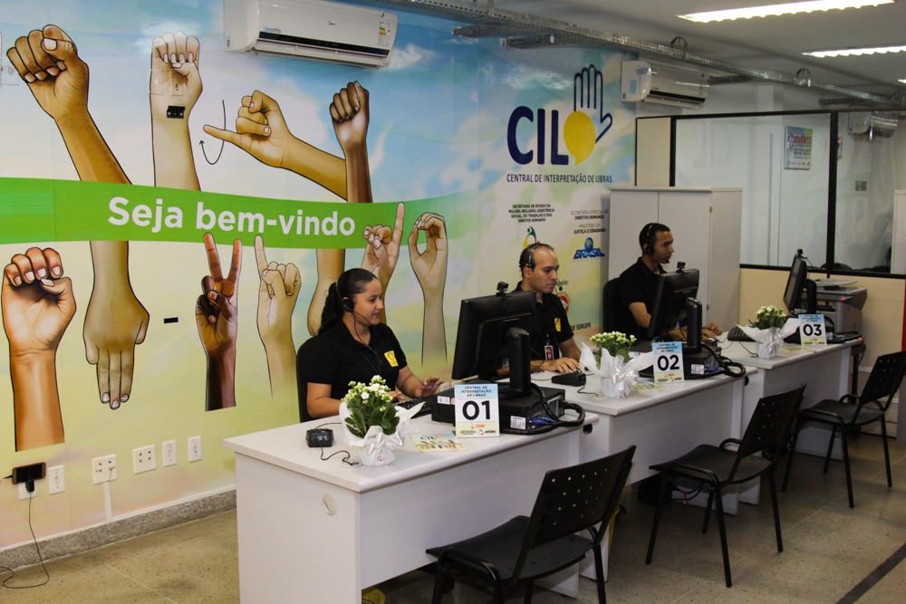 Dia Nacional do Surdo | Central de Libras oferece serviço gratuito para atender à demanda por intérpretes