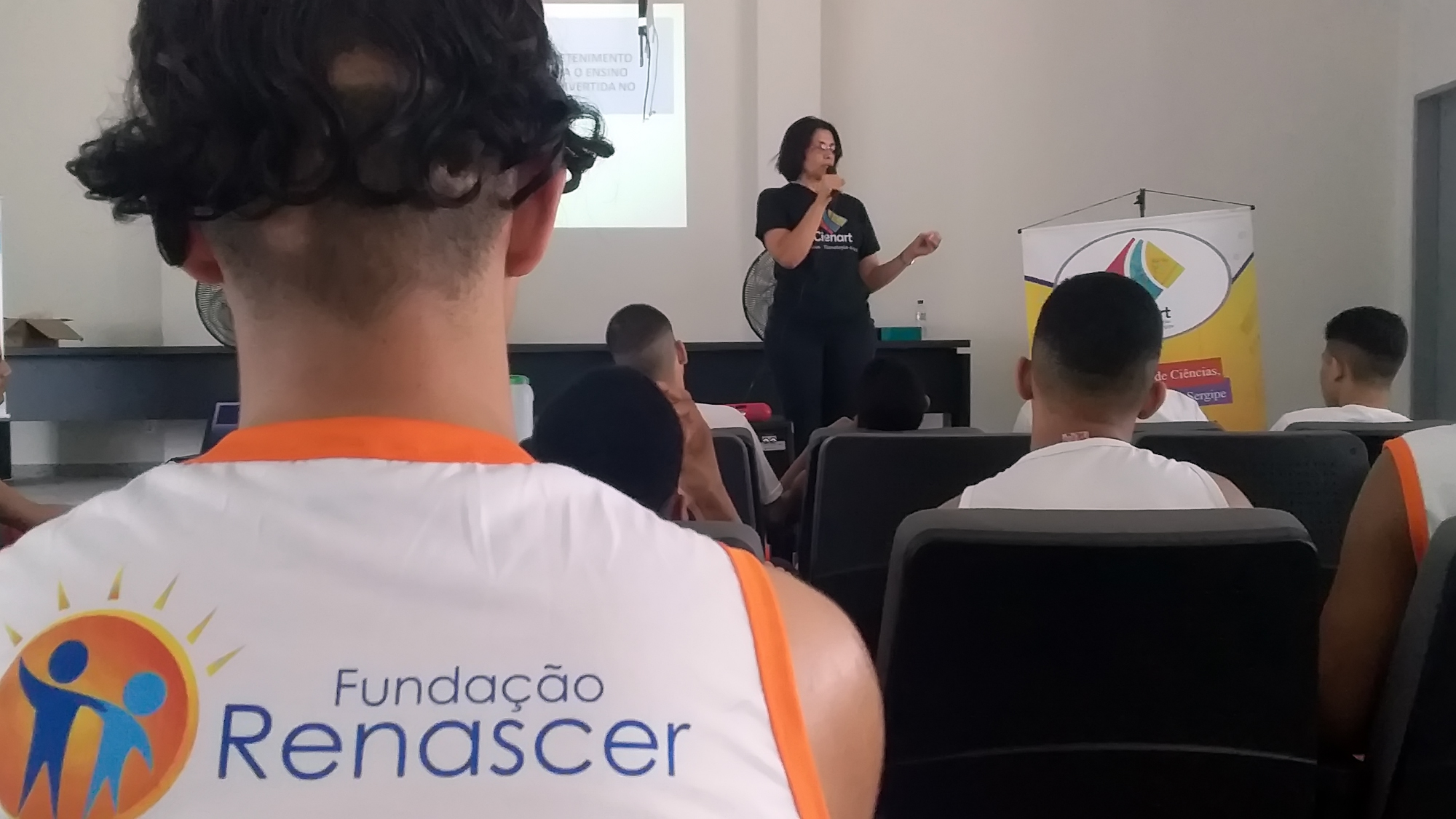 Adolescentes da Comunidade de Atendimento Socioeducativo Masculina participam de revisões para o Encceja
