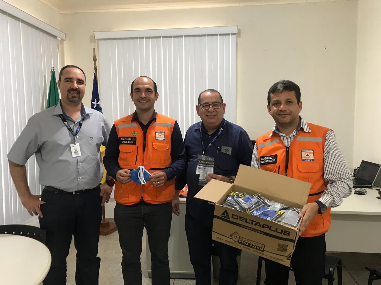 Defesa Civil Estadual recebe doação de máscaras da Sergas para equipes que atuam na limpeza das praias