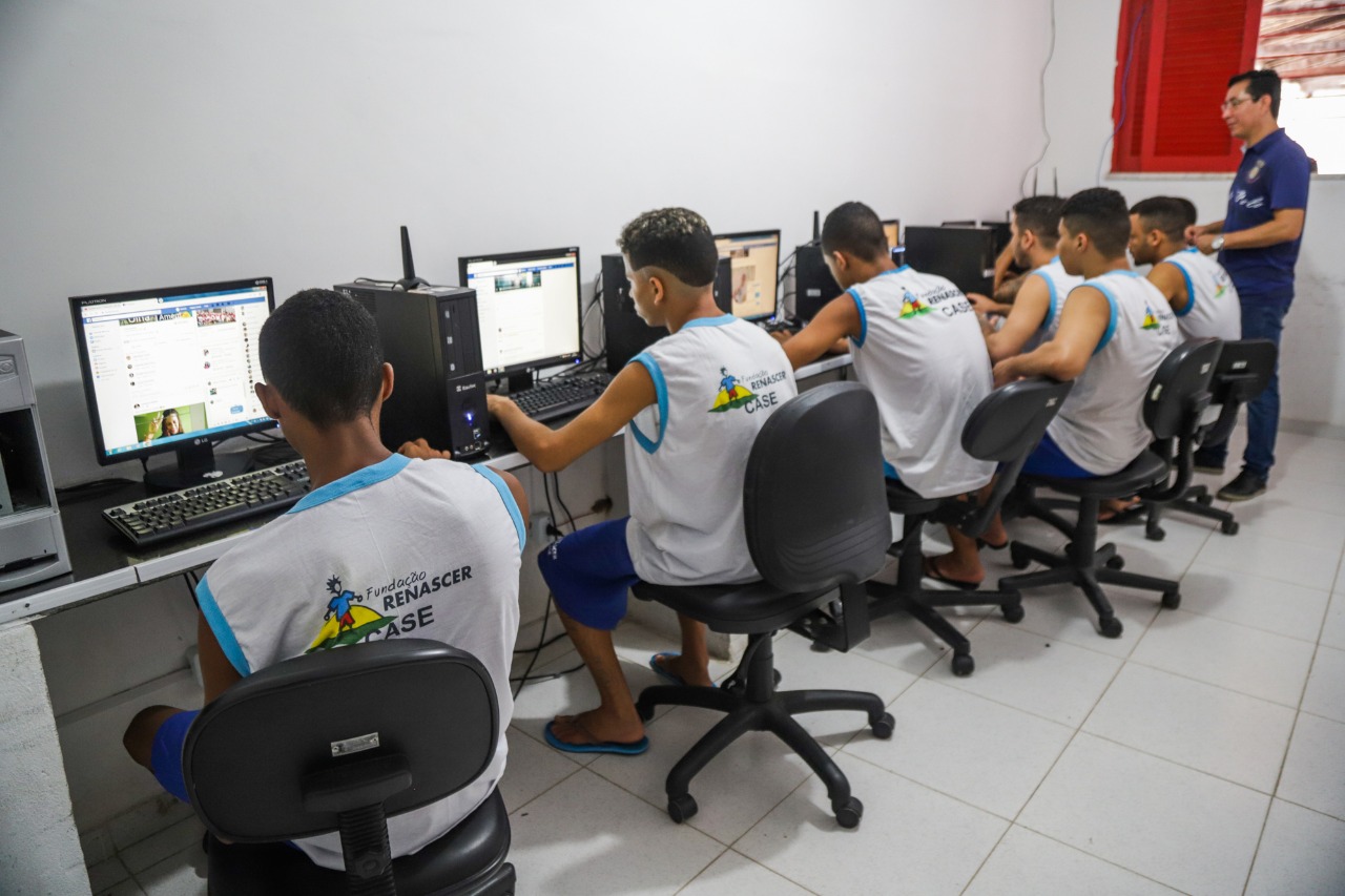 Socioeducandos da Fundação Renascer participam de cursos do Projeto Reciclatec