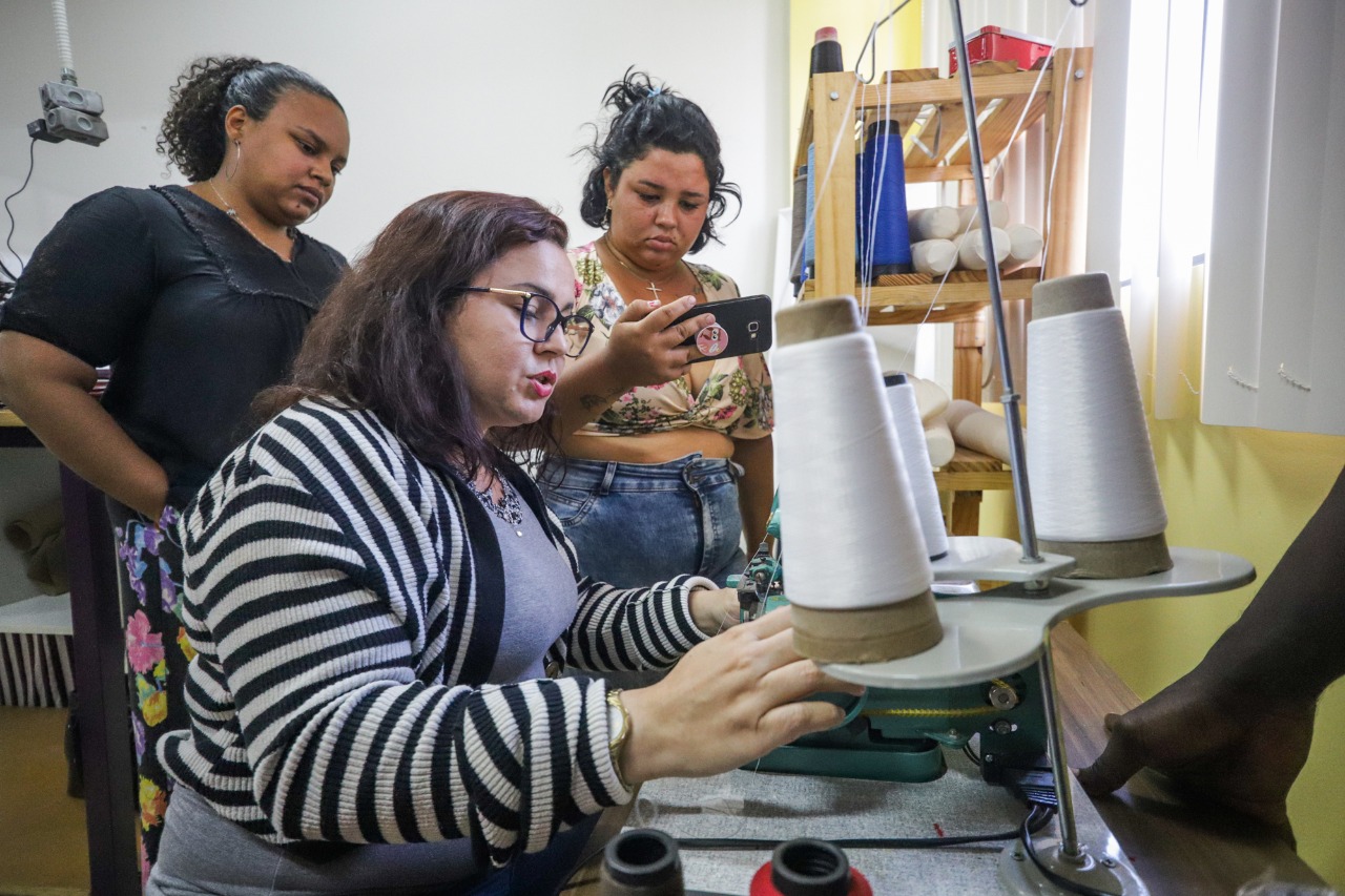 Jovens do Santa Maria participam de oficina de Moda promovida pelo Governo e Unit