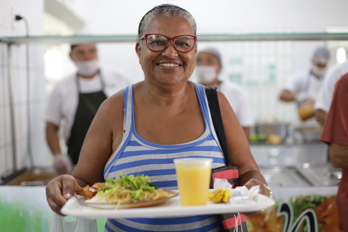 Com almoço especial, Restaurante Popular Padre Pedro celebra passagem de ano com seus usuários