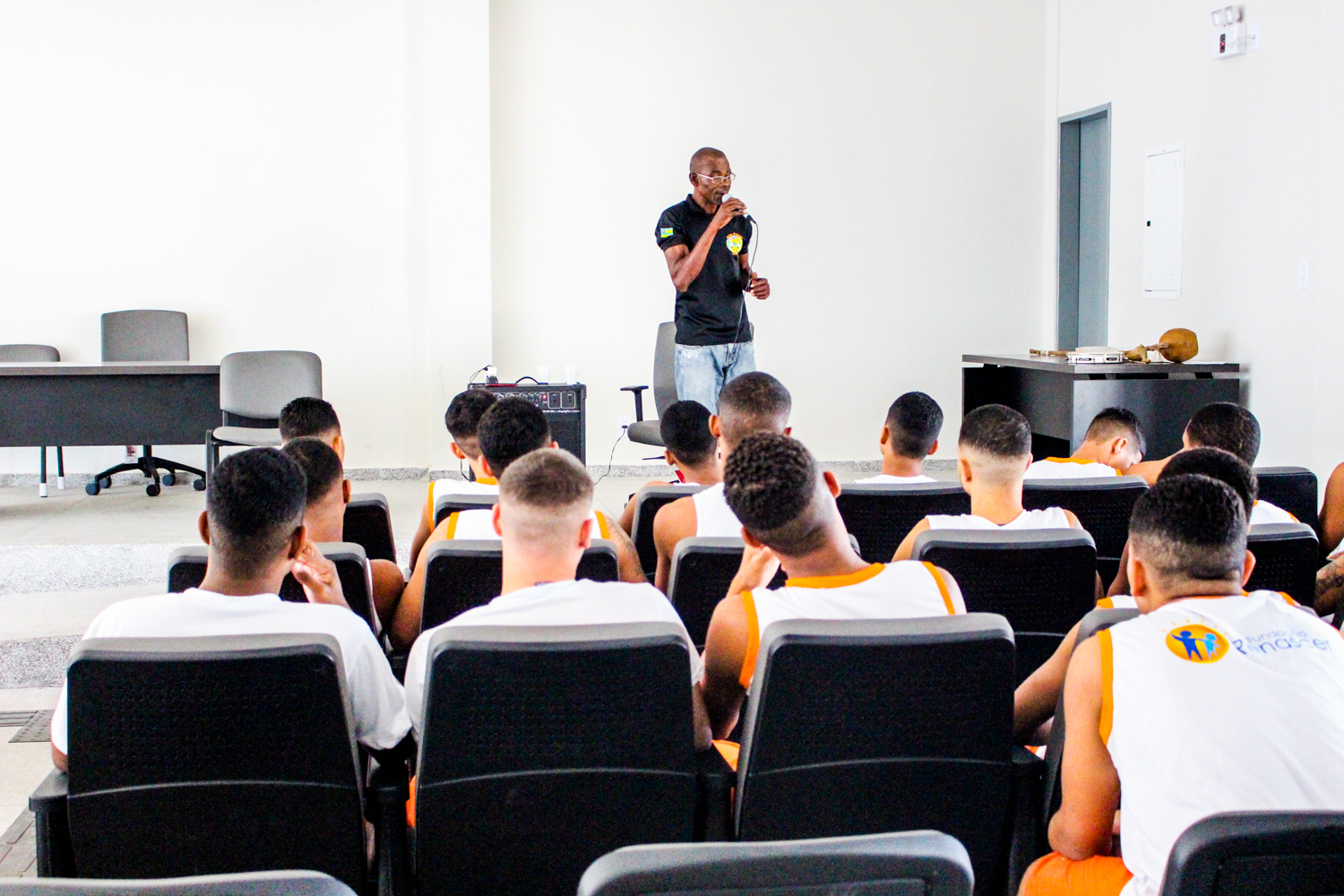 Socioeducandos da Casem recebem mestre de capoeira Zé Pequeno na 2ª edição do projeto Olonimó