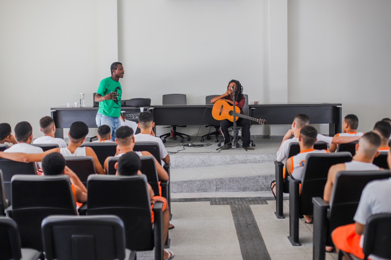Adolescentes da Casem recebem Tonho Baixinho na 4ª edição do projeto Olonimó