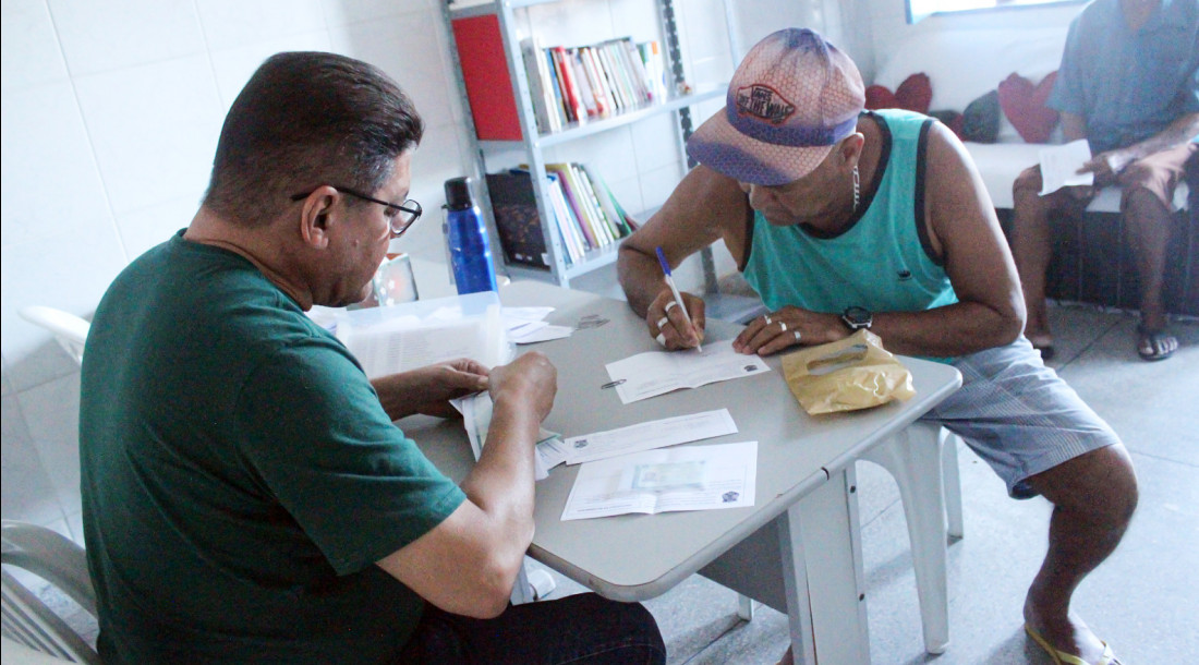Secretaria da Assistência Social entrega carteiras de identidade confeccionadas em ações nos Espaços Cuidar