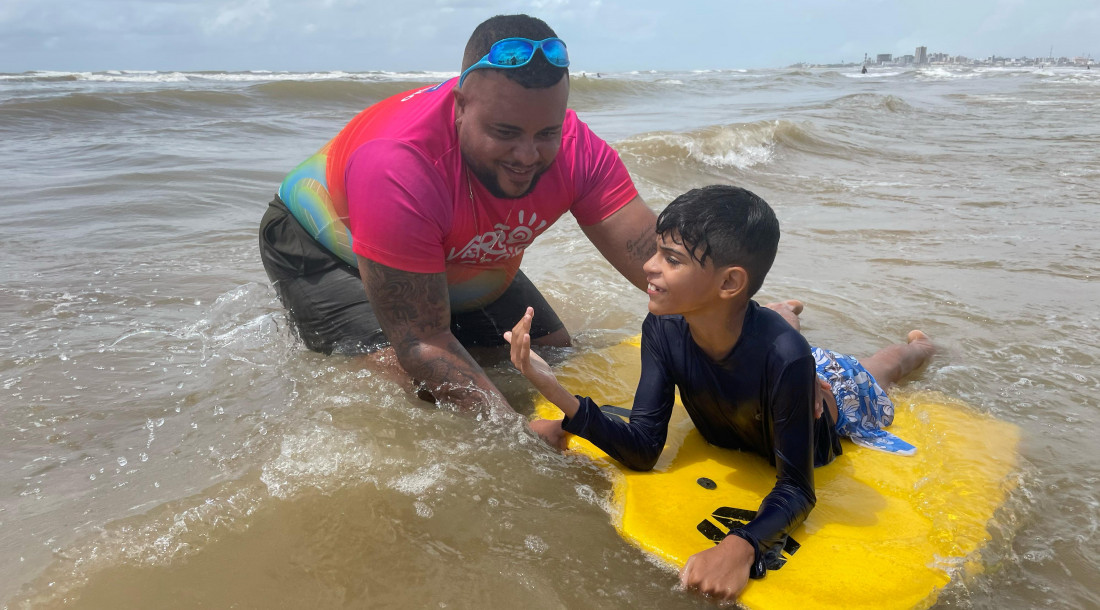 Banho Assistido leva inclusão ao Verão Sergipe na Barra dos Coqueiros