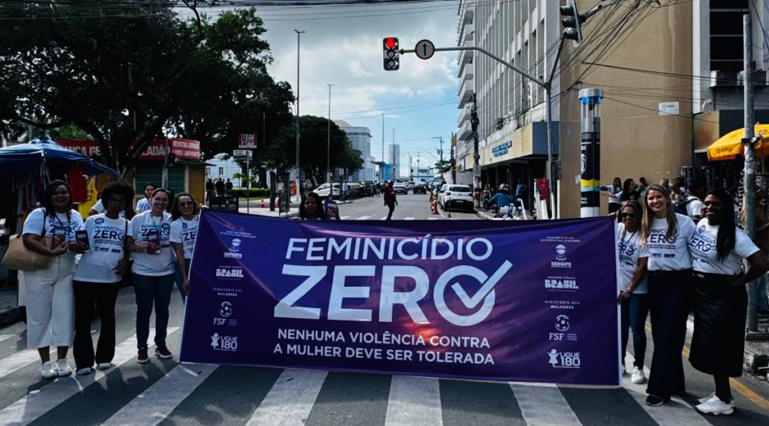 Seasic participa de adesivaço da campanha ‘Feminicídio Zero’ no Centro de Aracaju