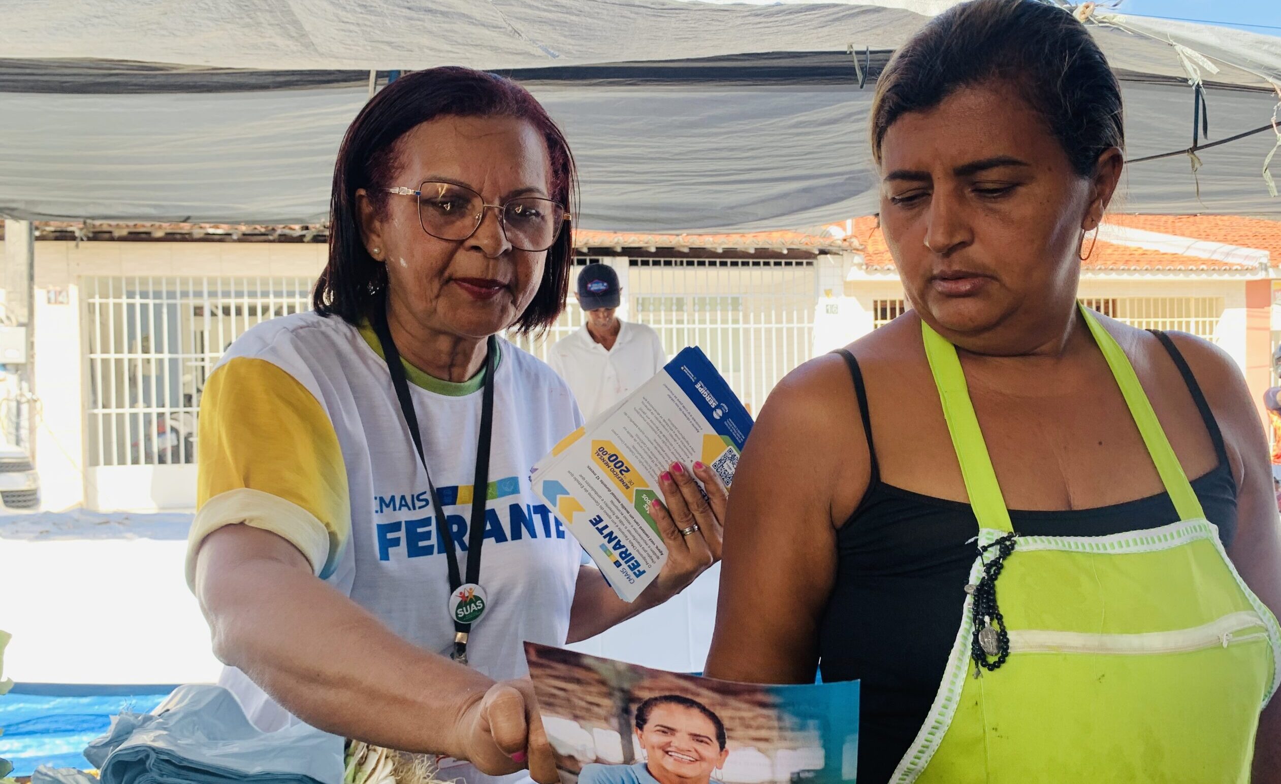 Seasic leva orientações sobre o CMais Feirante à feira do conjunto Castelo Branco em Aracaju
