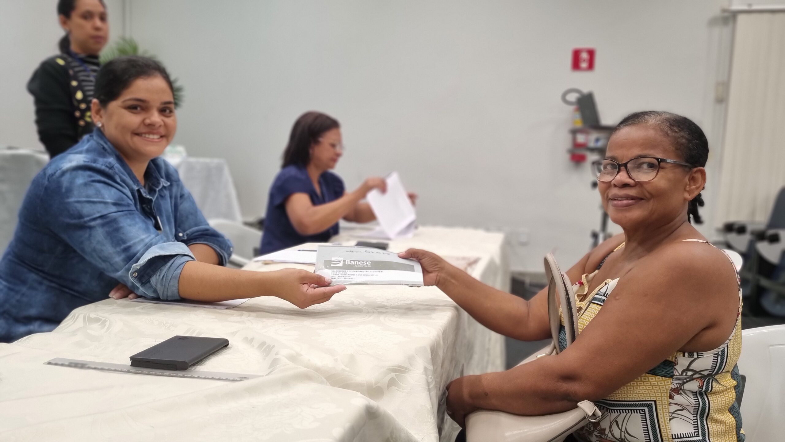 Seasic entrega cartões CMais a novos beneficiários de Aracaju