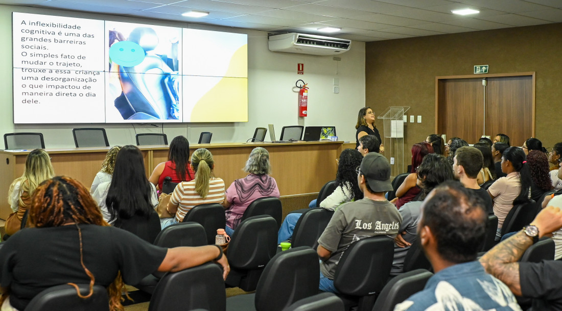 Reunião orienta monitores para trabalhar com crianças neurodivergentes na Vila da Criança 2025